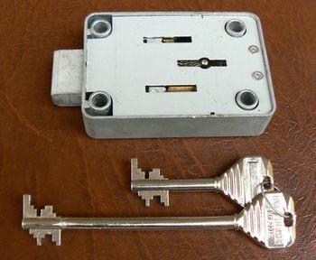 zamek sejfowy LOWE&FLETCHER z kluczami